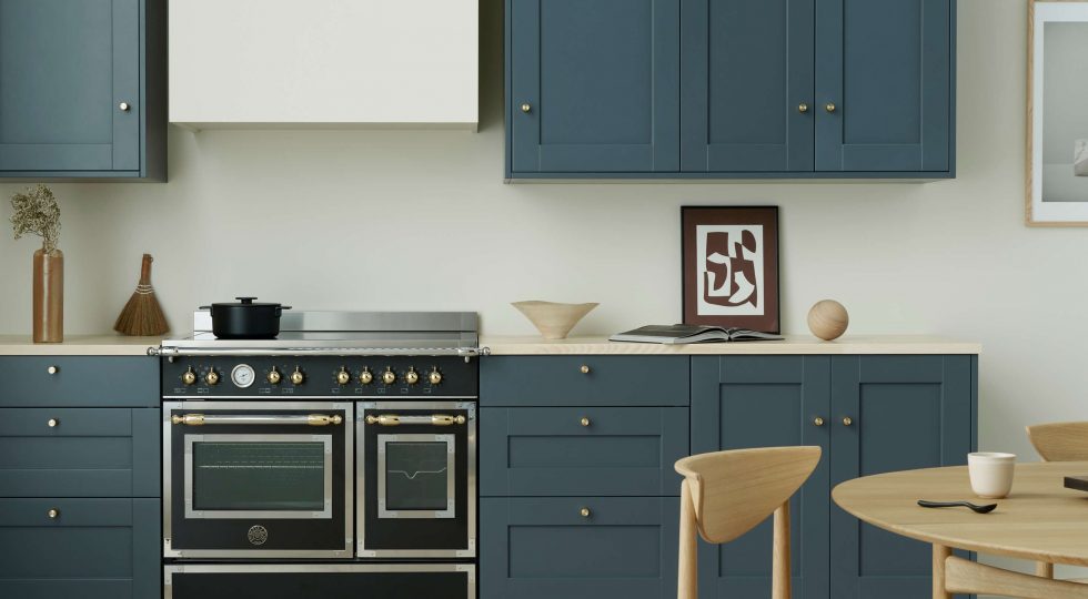 Blå ramlucka tillsammans med en spis från Bertazzoni