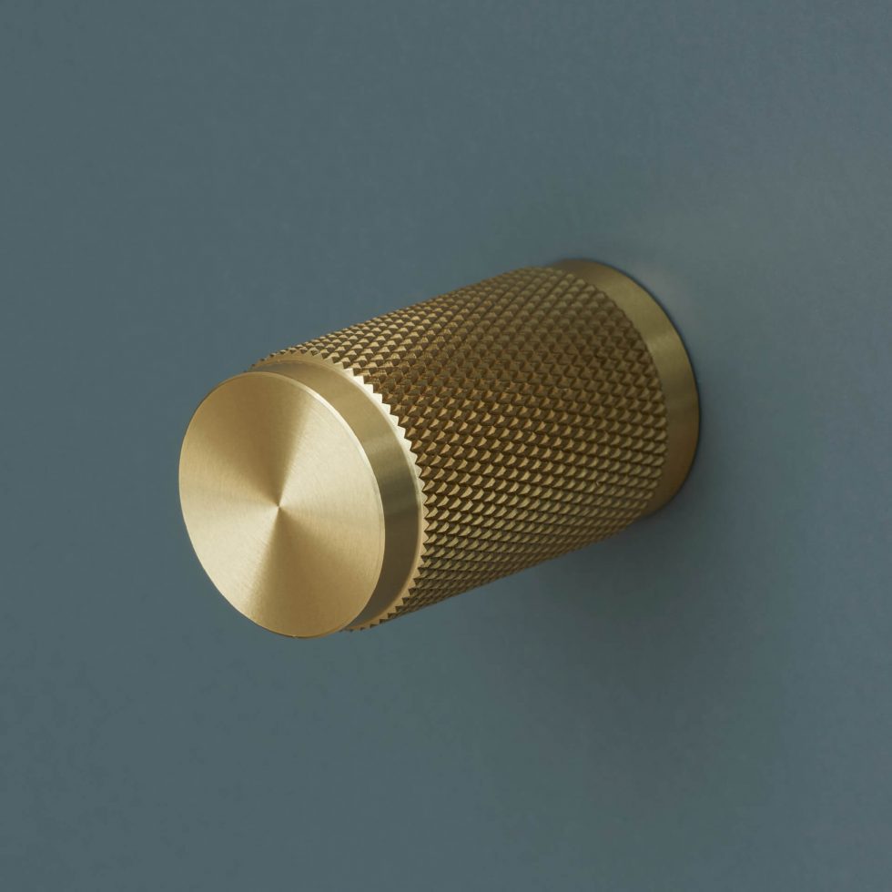 Mässingsknopp från Buster and punch på en blå kökslucka