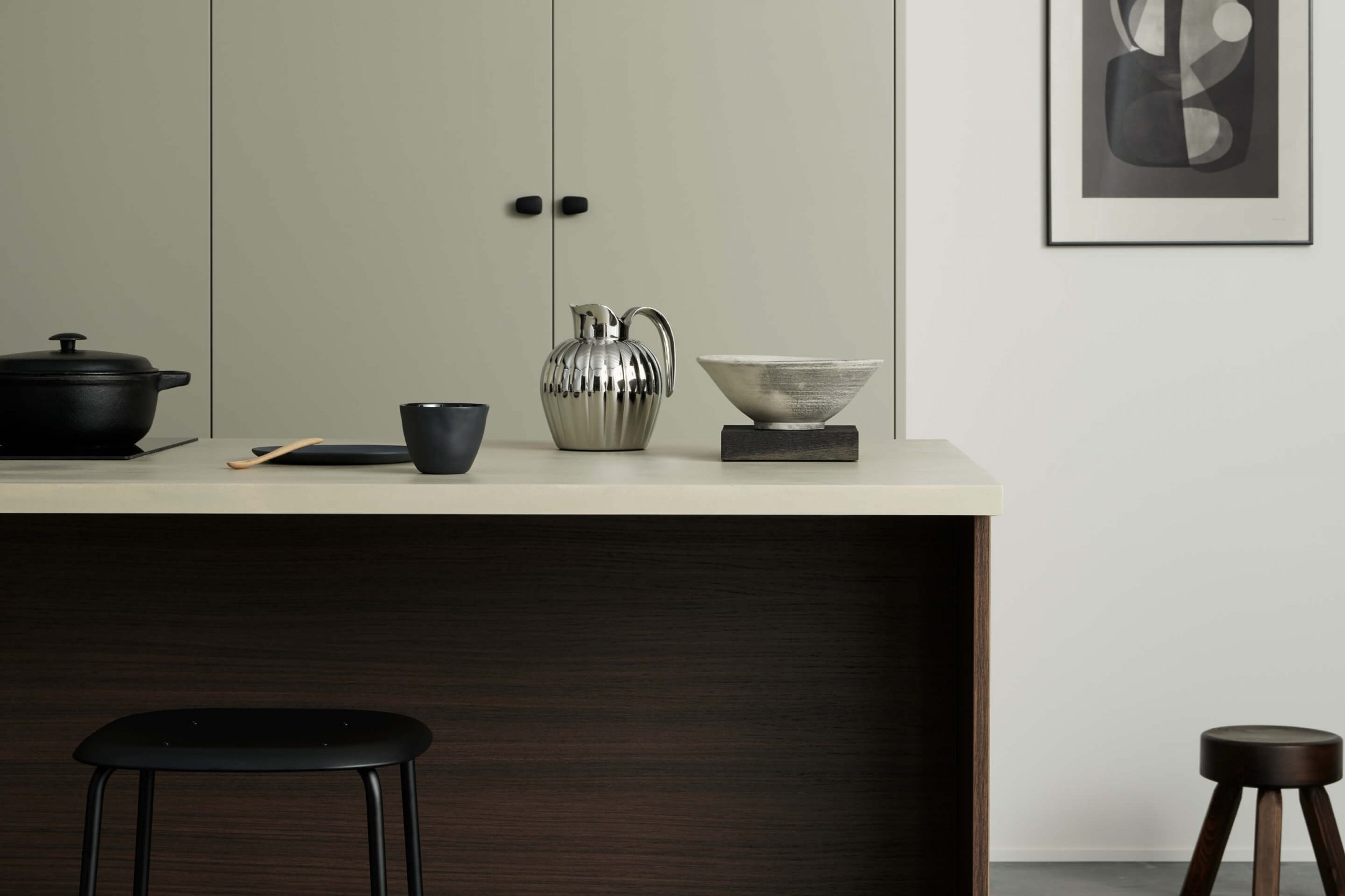 Beige köksluckor med svarta knoppar