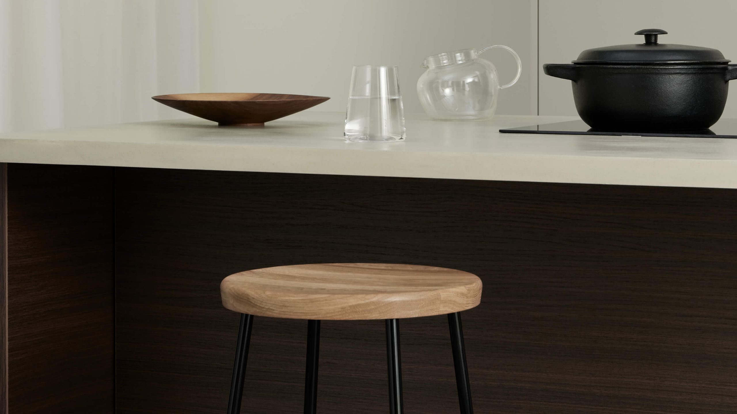 Kökspall med träsits mot en köksö i Ek - rökt