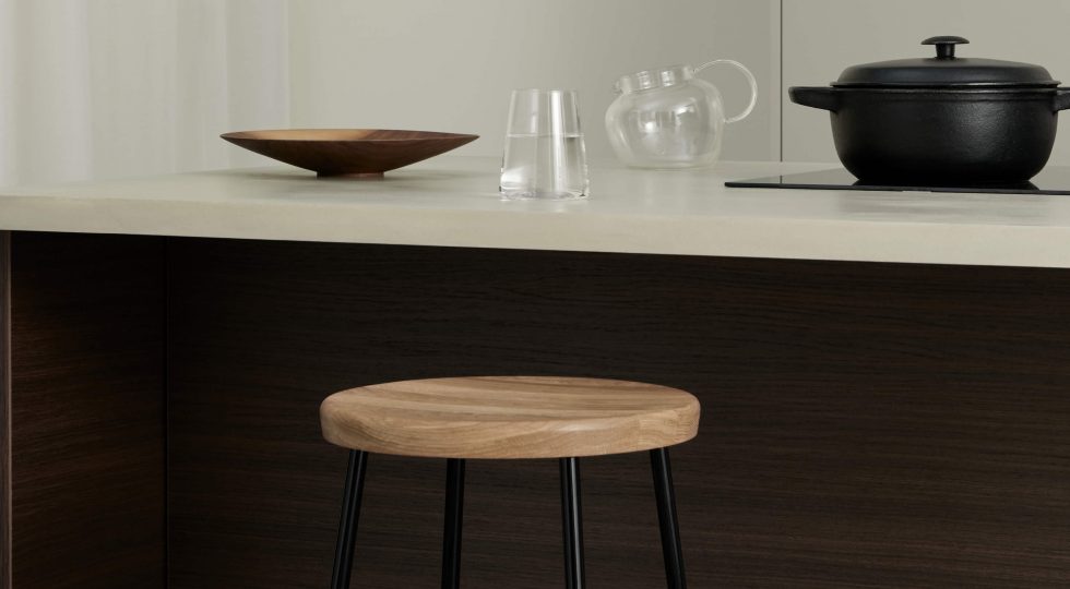 Kökspall med träsits mot en köksö i Ek - rökt