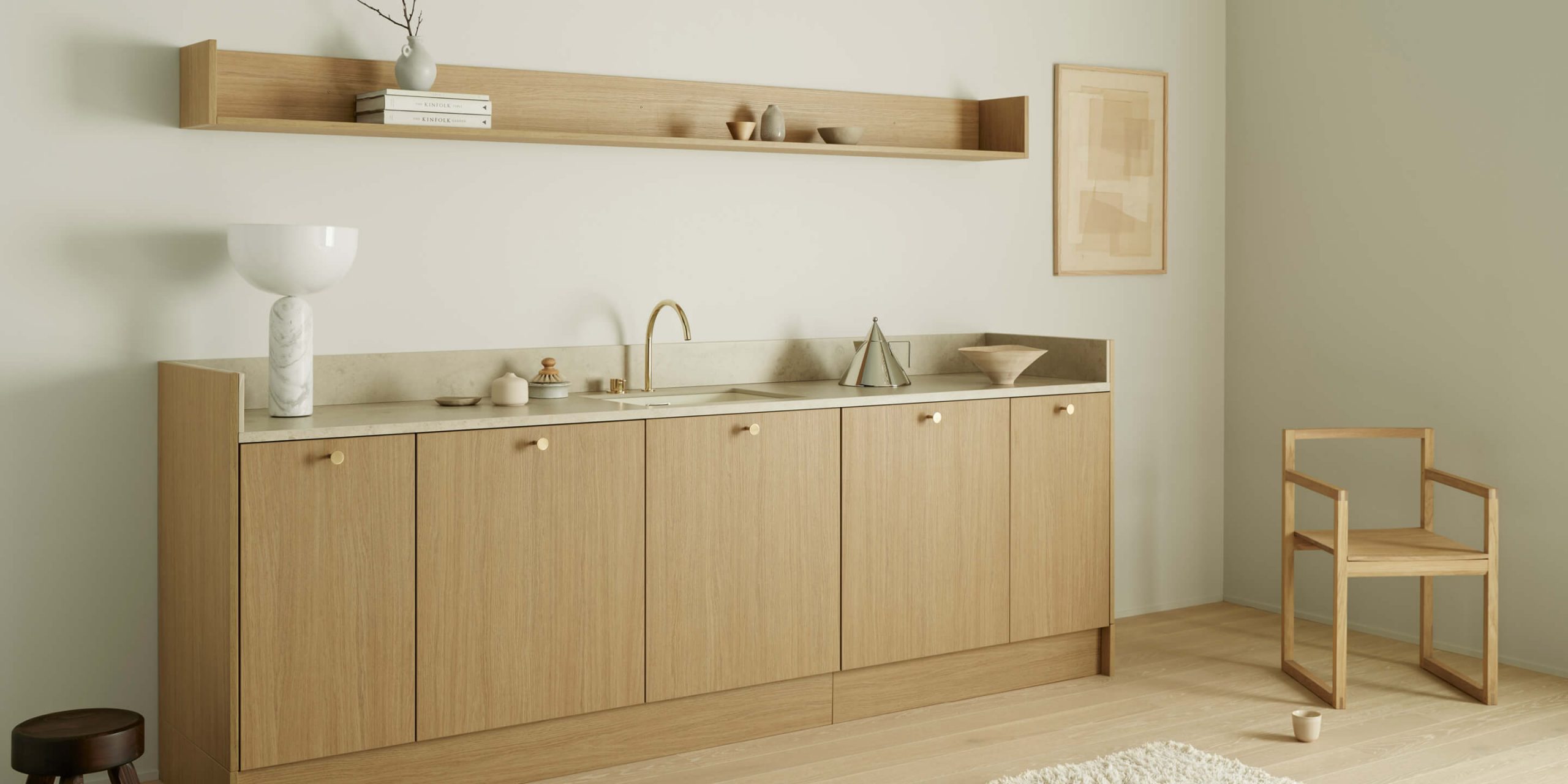 Ekkök med bänkskiva i kalksten tillsammans med en hylla i ek