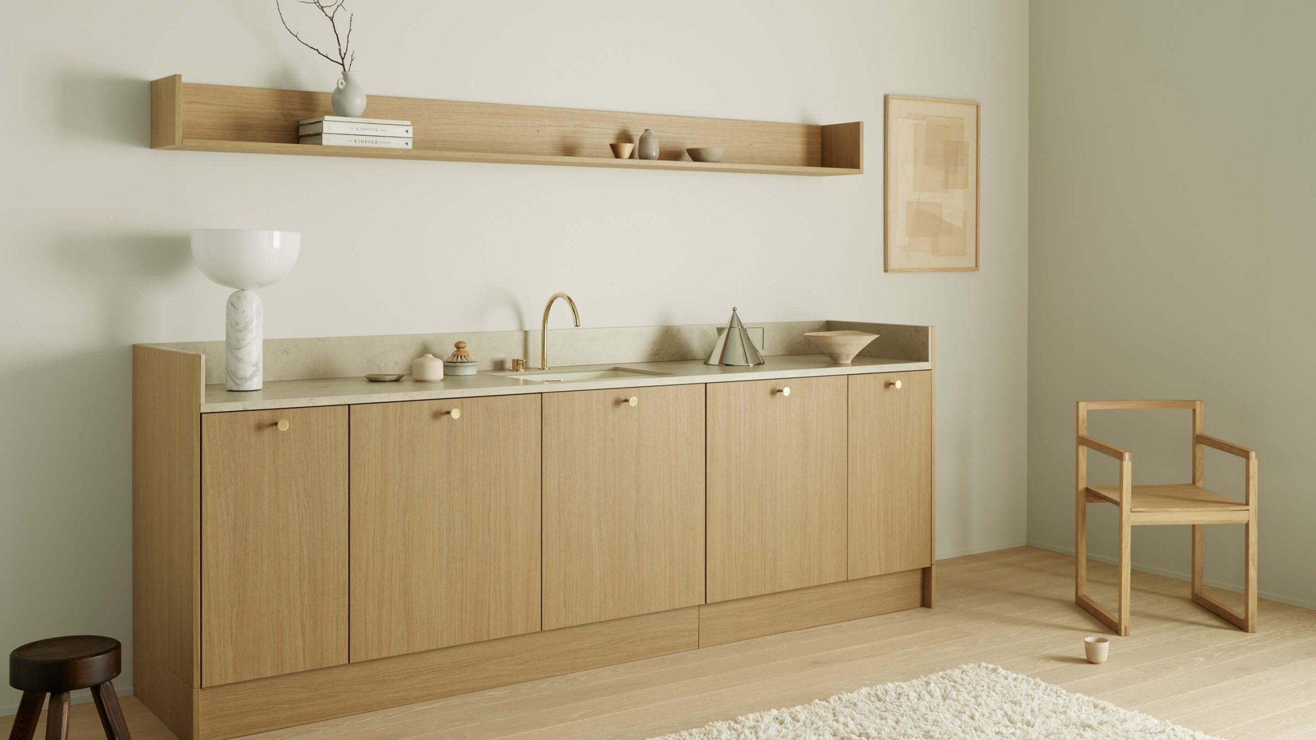 Ekkök med bänkskiva i kalksten tillsammans med en hylla i ek