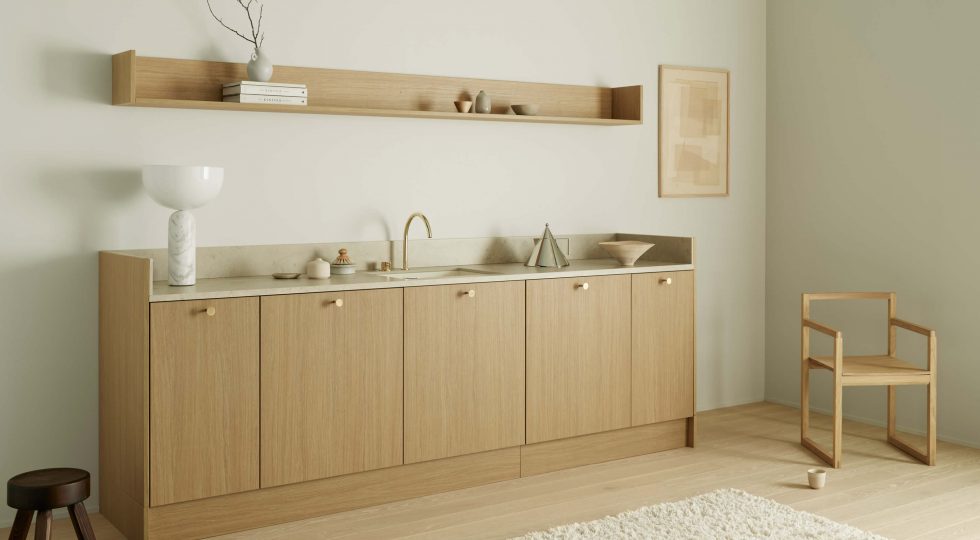 Ekkök med bänkskiva i kalksten tillsammans med en hylla i ek