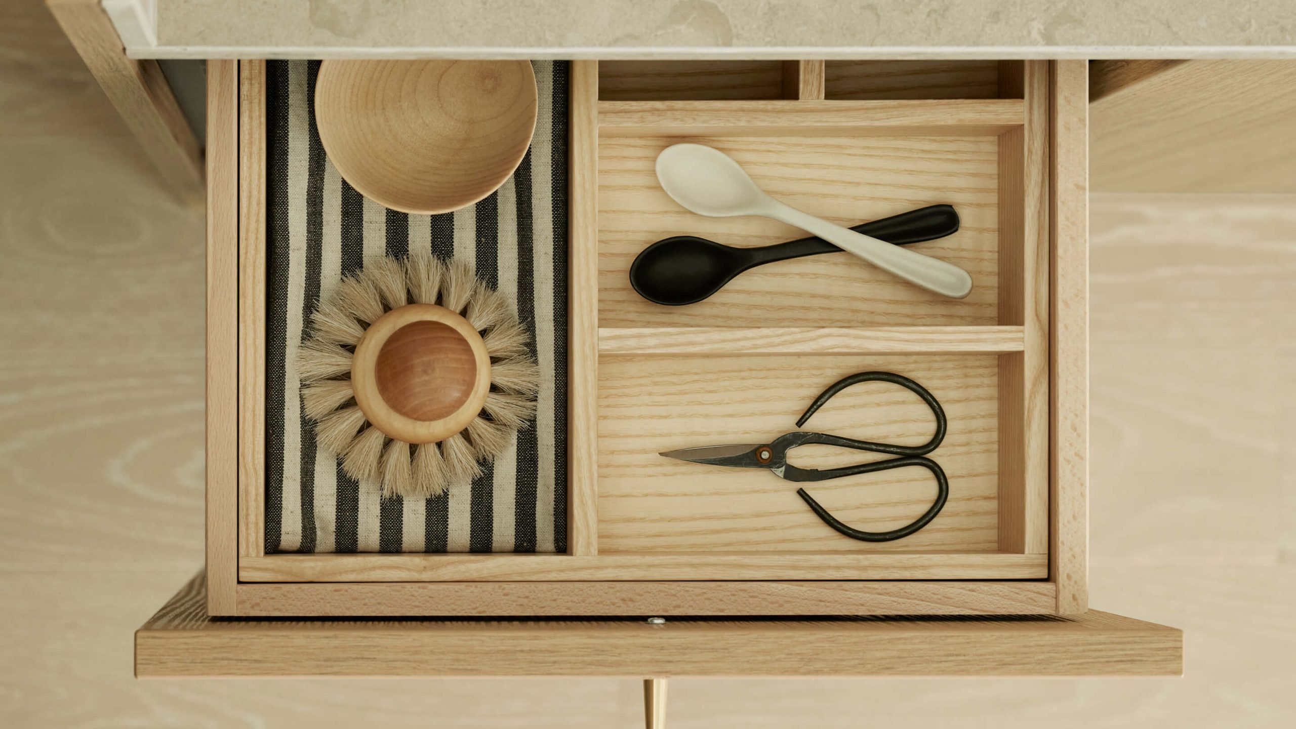 Utdragen kökslåda med träinredning