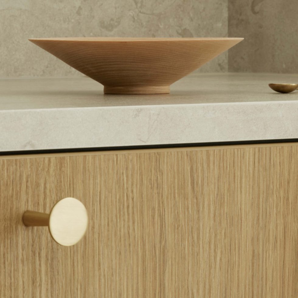 Kökslucka i ek och en bänkskiva i kalksten