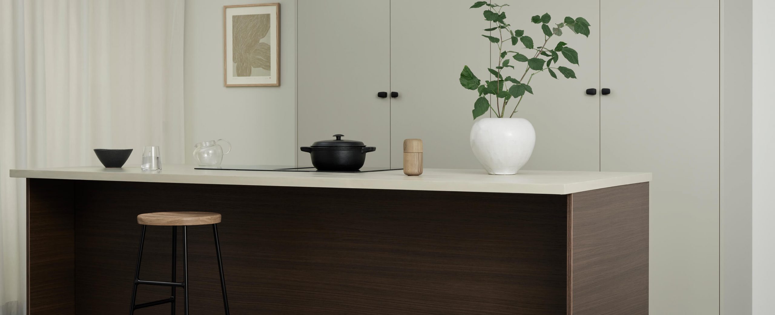 Köksö i mörk ek med ljus bänkskiva och högskåp i beige