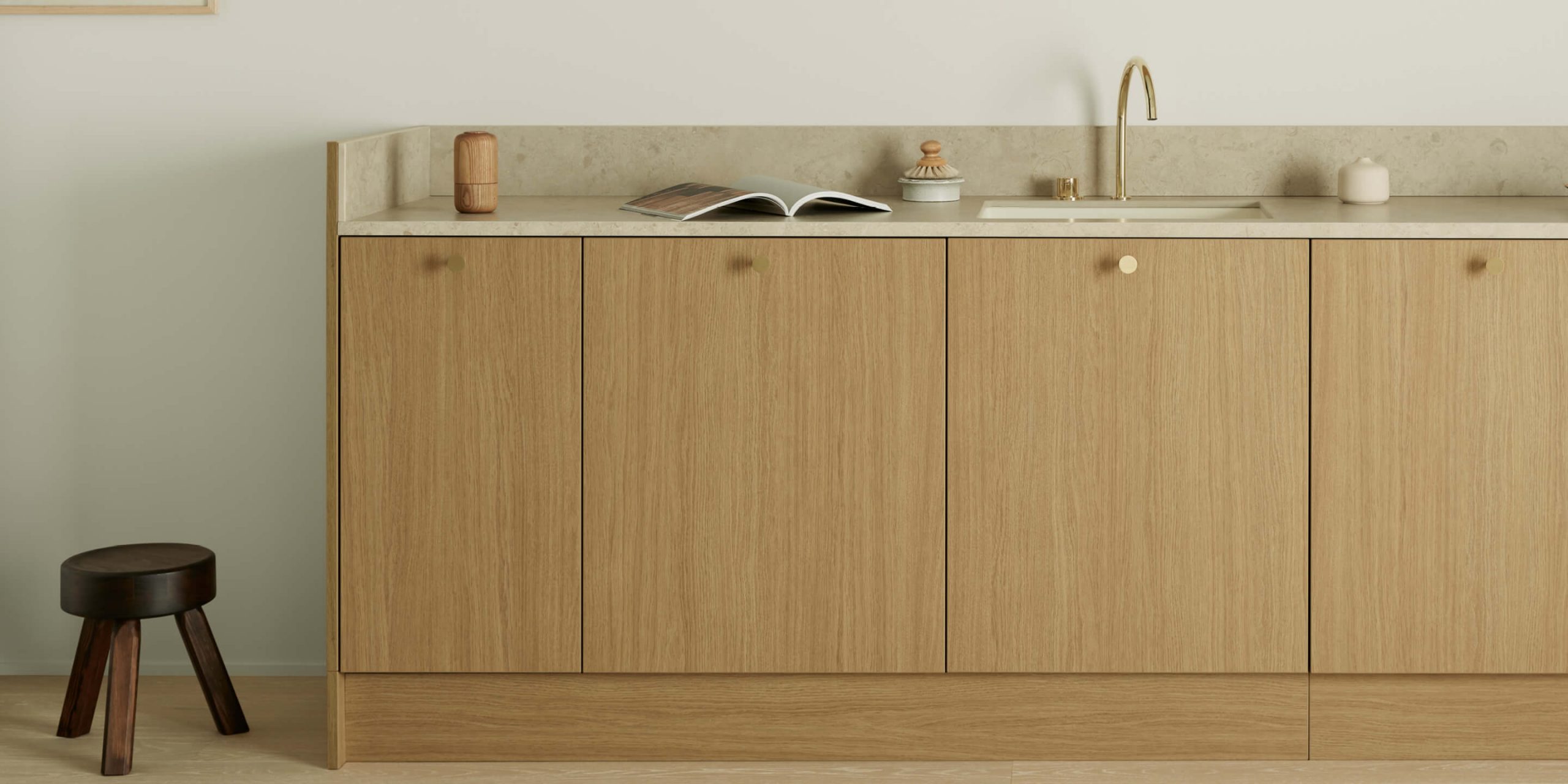 Köksskåp i ek med hög kant på bänkskivan