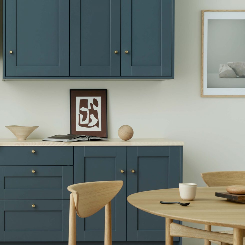 Blå kökslucka med ram tillsammans med knoppar från Buster and Punch