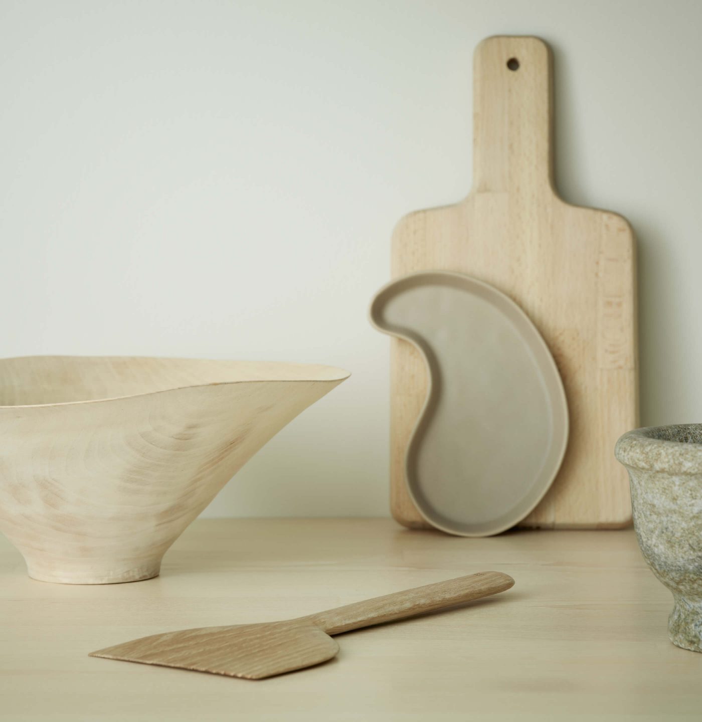 Bänkskiva i ask med träföremål