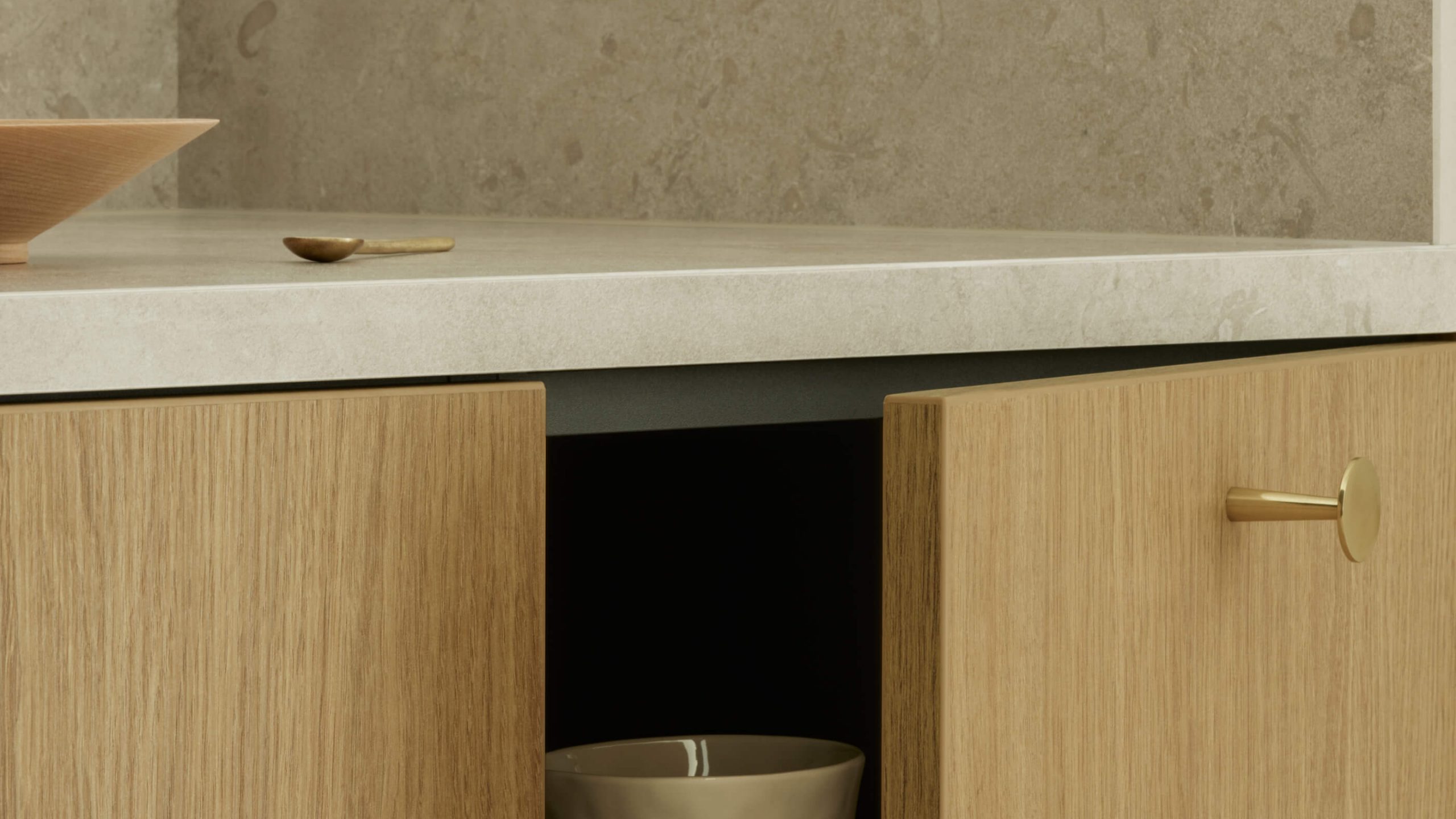 Öppet köksskåp i ek med glaserat porslin