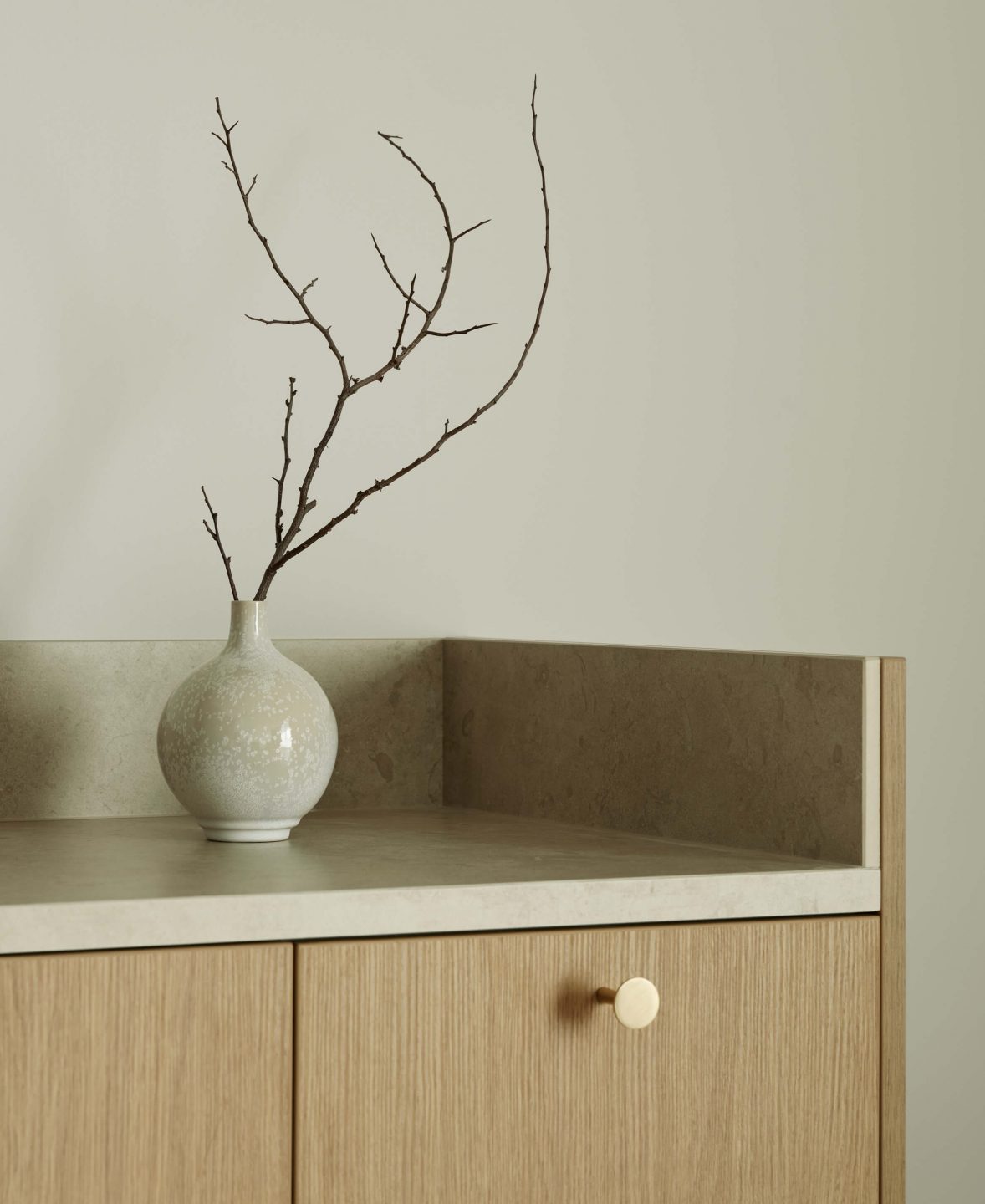 Kökslucka i ek med hög kant på bänkskivan