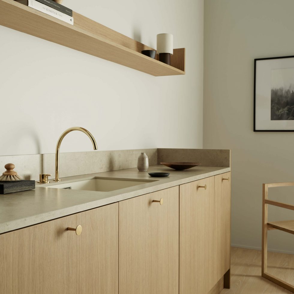 Ek-kök med ljus bänkskiva och hylla