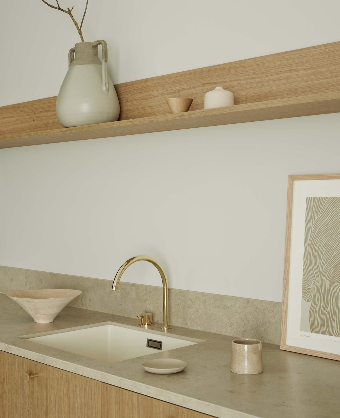 Bänkskiva i kalksten och hylla i ek