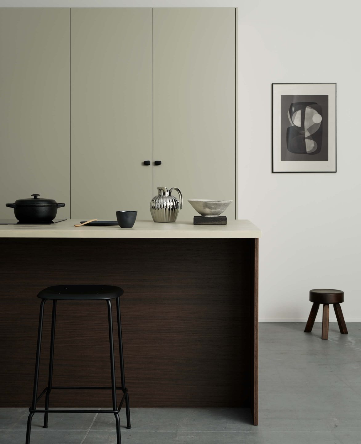 Köksö i mörk ek med ljus bänkskiva i microcement