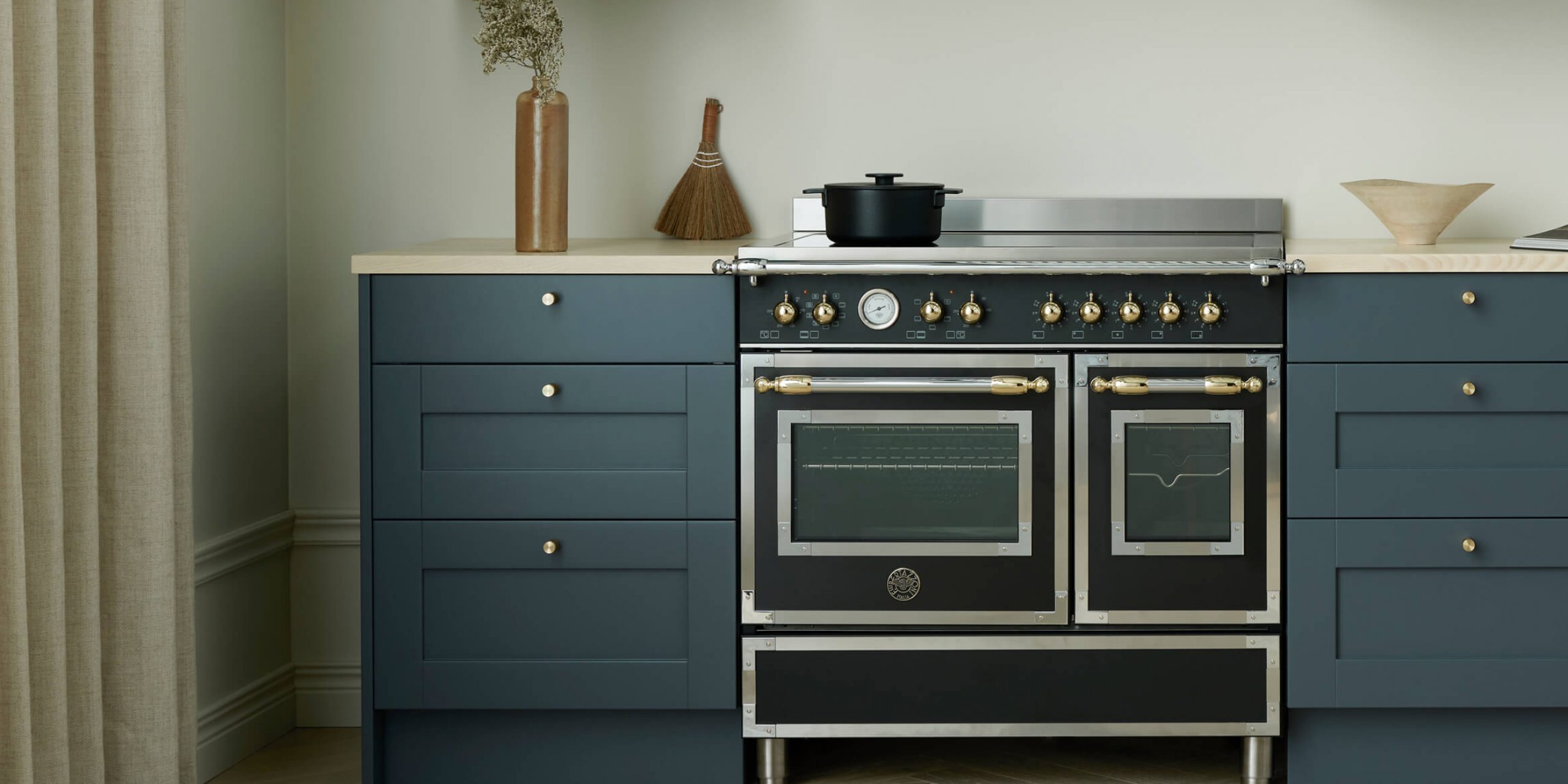 Blå kökslucka med ram och mässingsknoppar