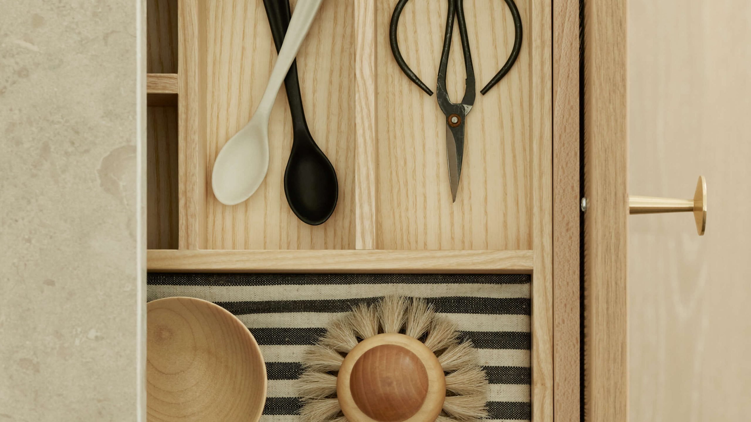 Kökslåda i trä med front i ek-laminat