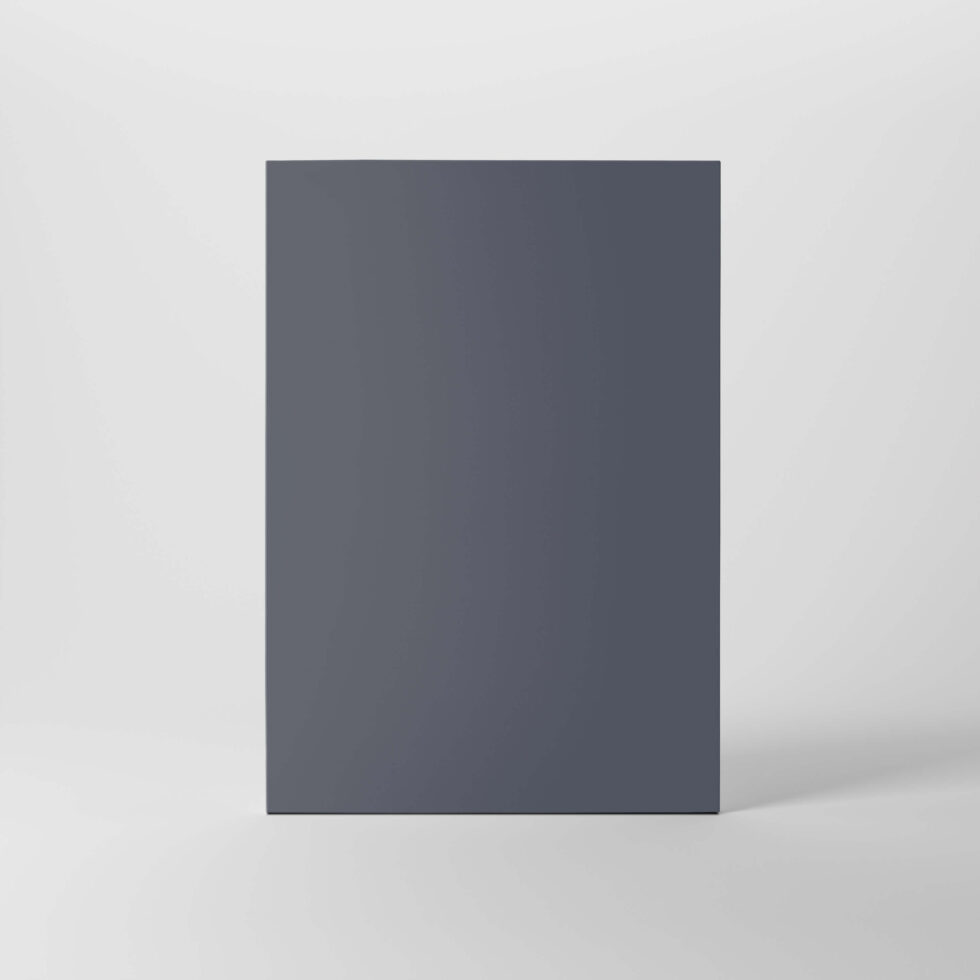 Mörkblå slät kökslucka i färgen Skymning