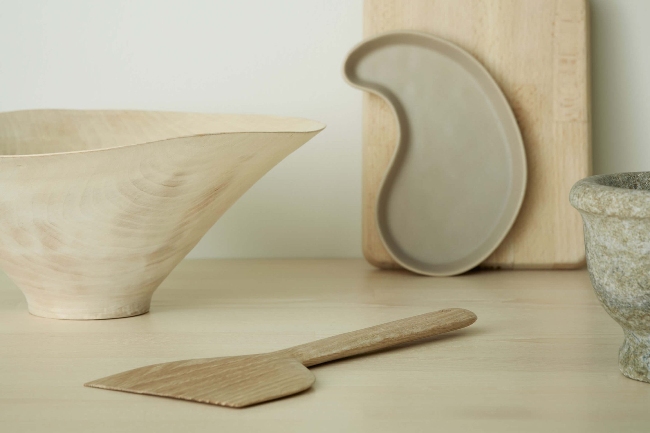 Köksbänk och redskap och skålar i trä