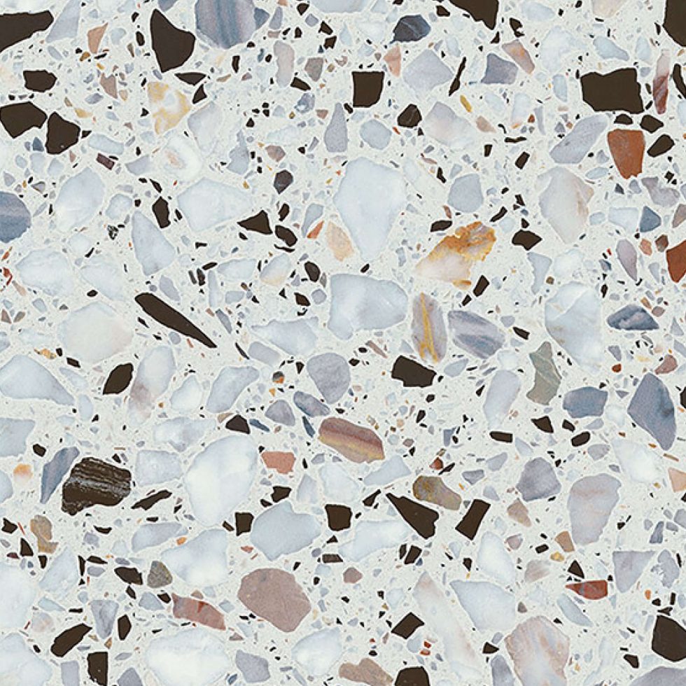 Laminatbänkskiva med tydligt stenmönster i olika färger