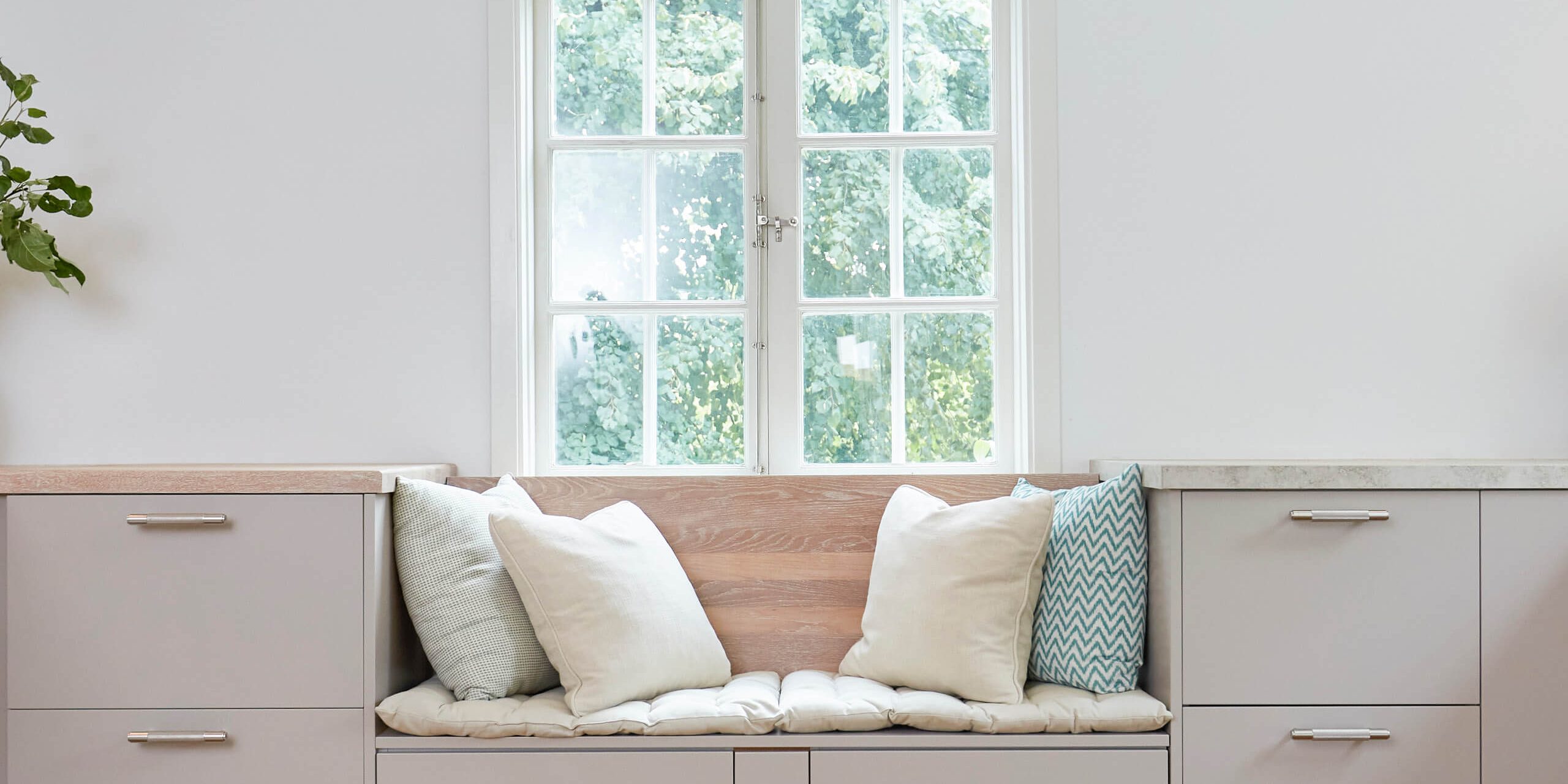 Platsbyggd soffa med sköna kuddar i köket