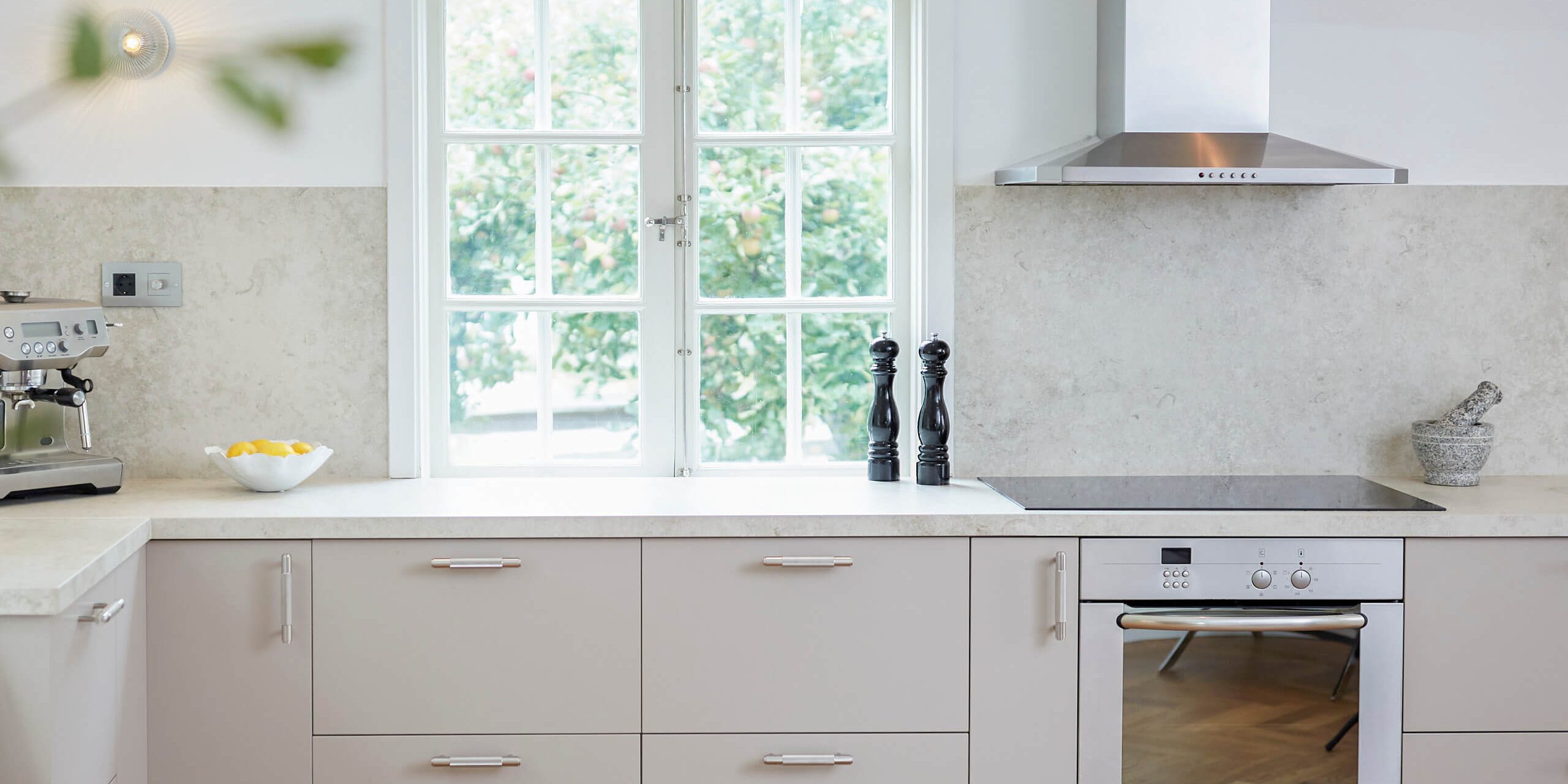 Köksluckor i färgen Ljung som passar fint med bänkskivan i ljust stenmönster