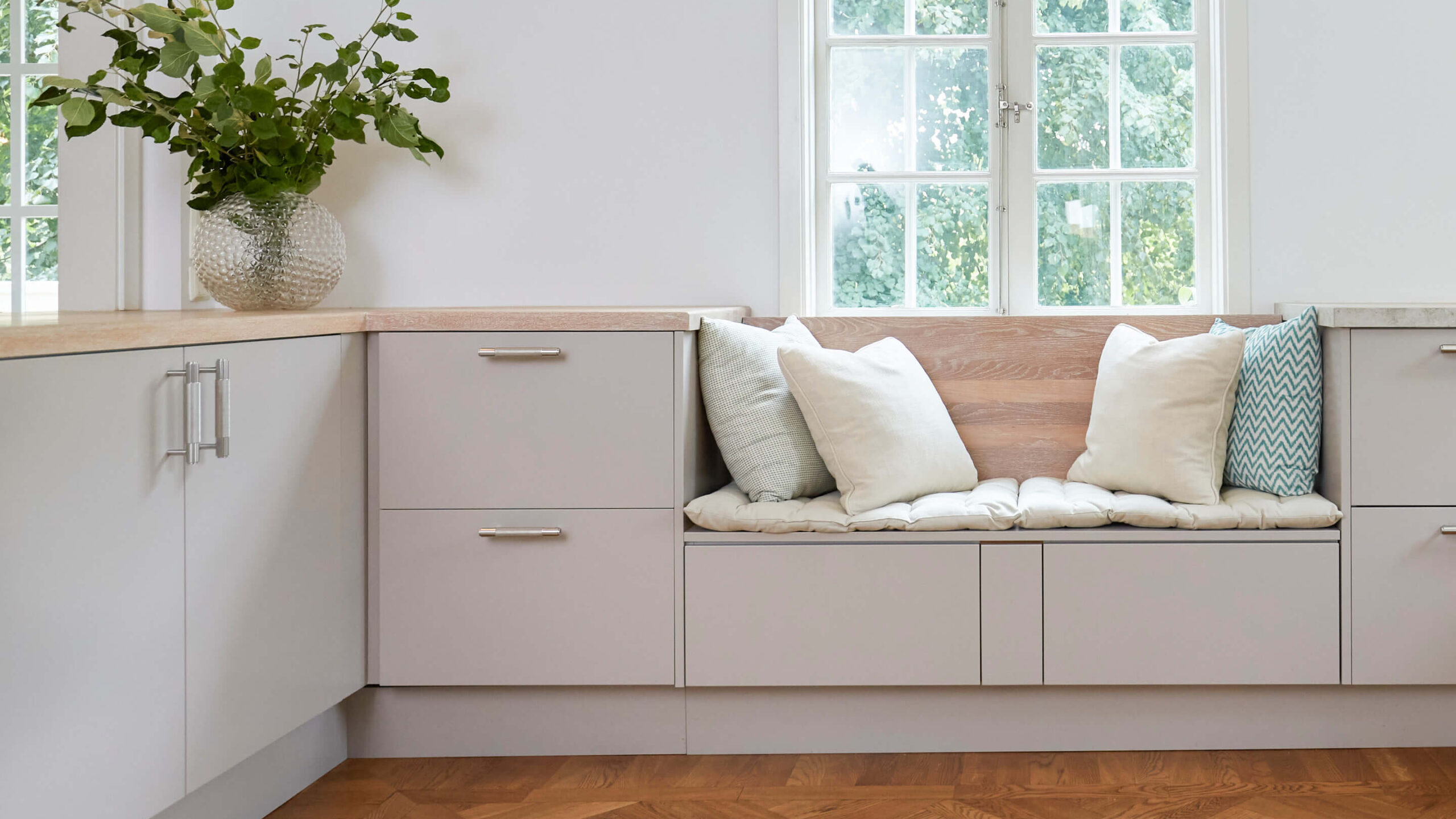 Grå köksluckor tillsammans med handtag i rostfritt stål