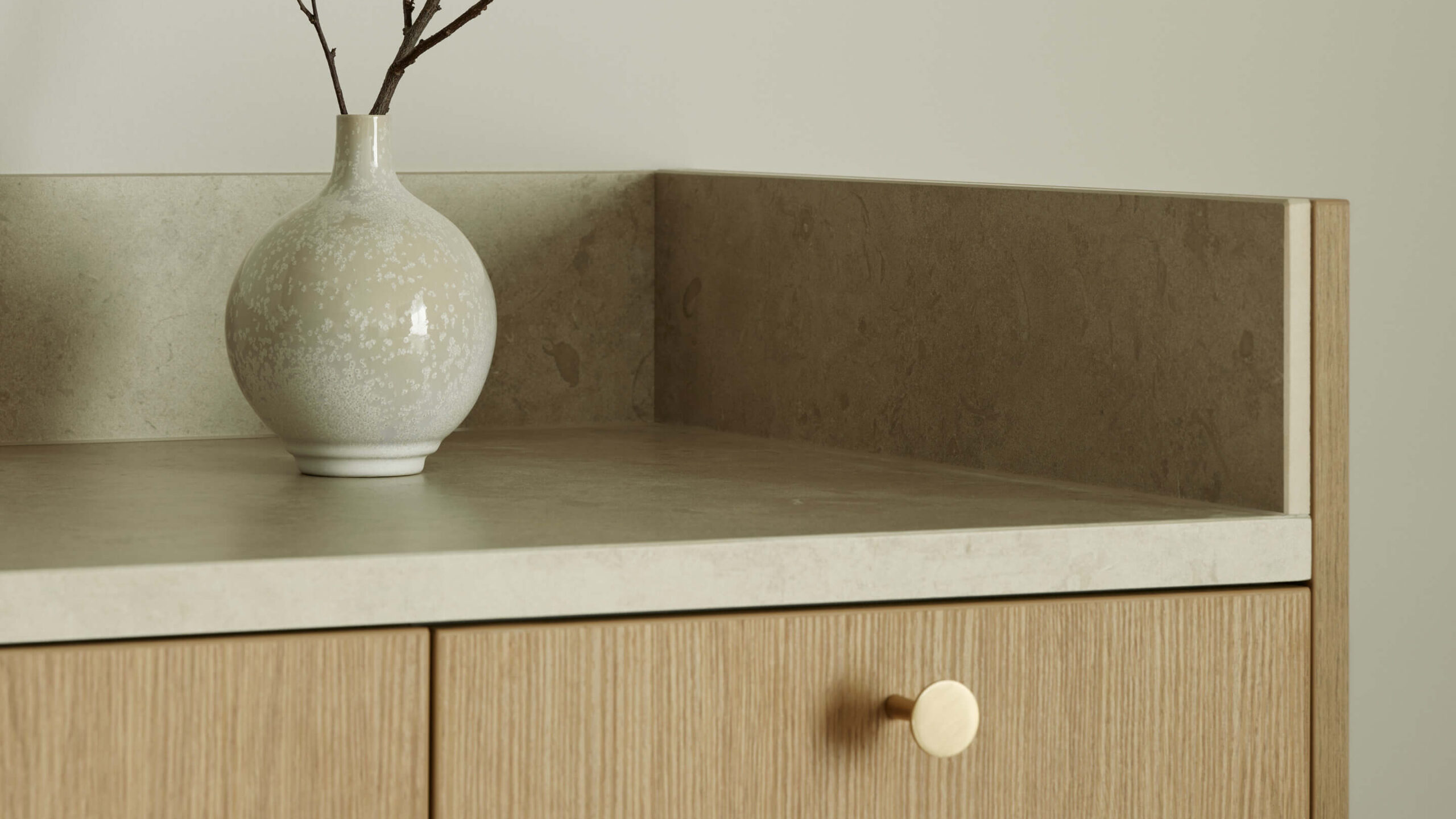 Bänkskiva i kalkstensmönster av granitkeramik