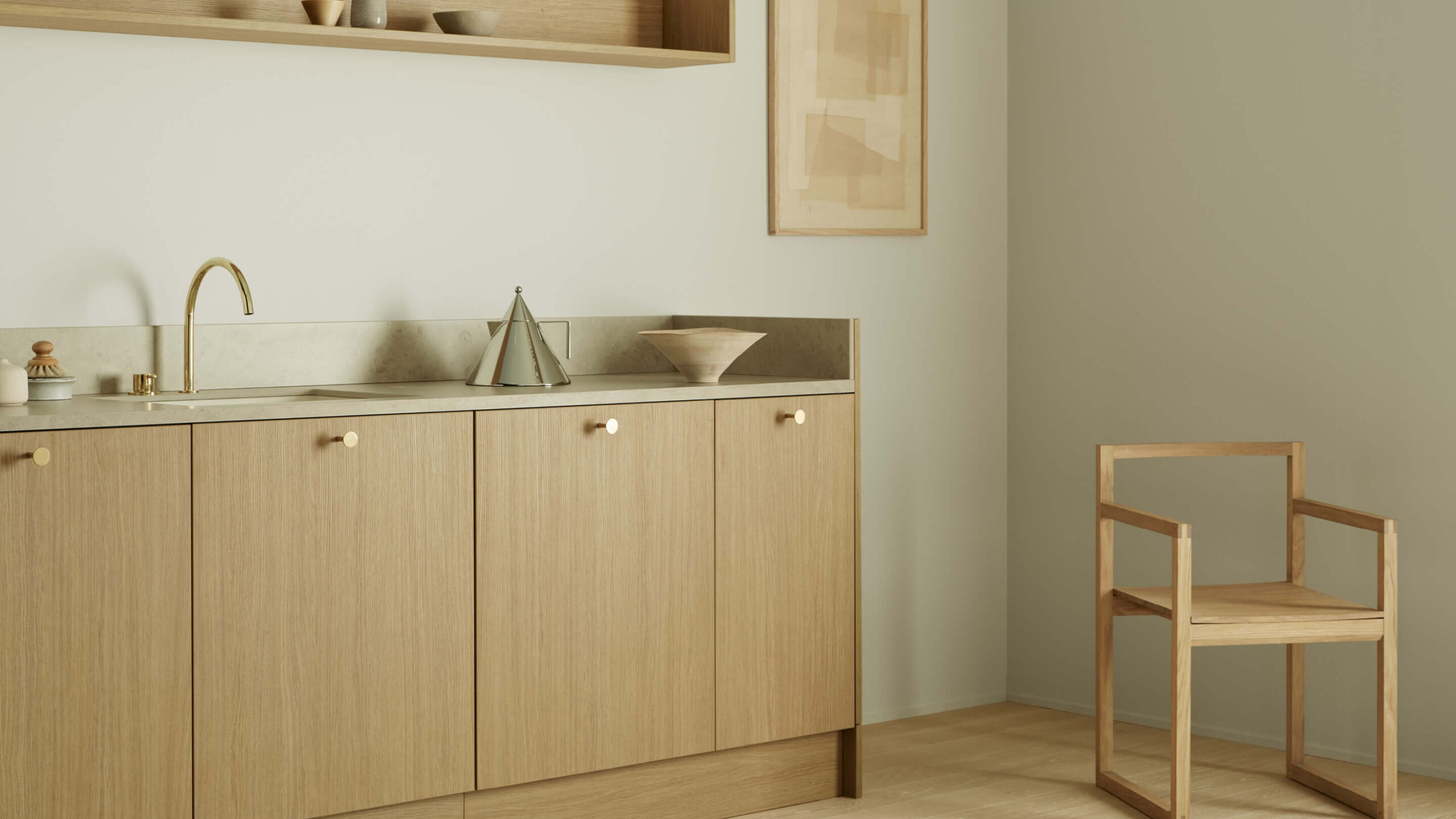 Kökslucka i laminat Ek Natur med bänkskiva i kalkstensmönster av granitkeramik